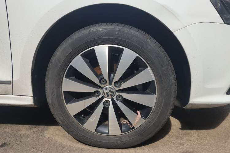 Used Volkswagen Sagitar 2018 1.6L Automatic Comfort Model Right Front Wheel Hub