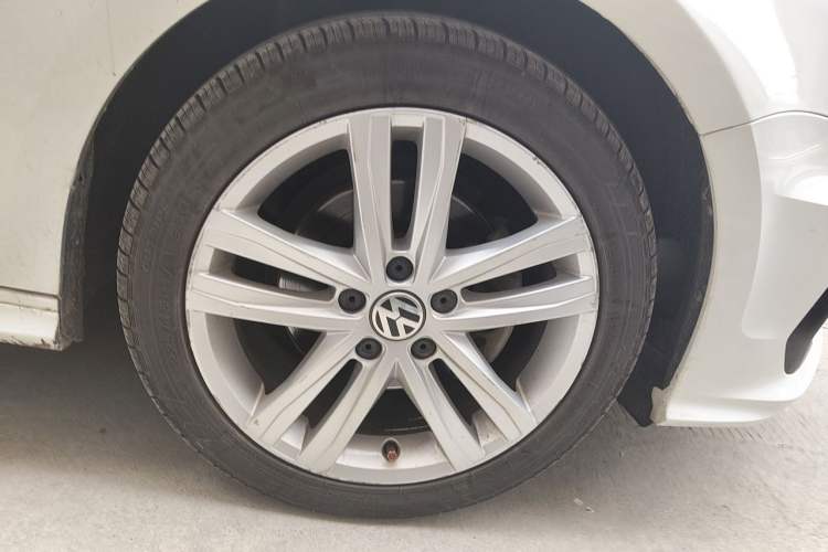 Used Volkswagen Sagitar 2018 280TSI DSG Ignite Edition Right Front Wheel Hub