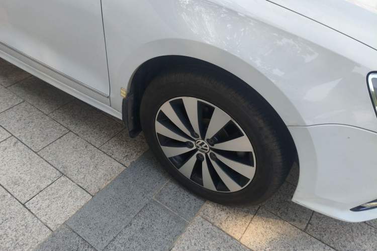 Used Volkswagen Sagitar 2018 1.6L Automatic Comfort Model Right Front Wheel Hub