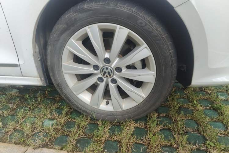 Used Volkswagen Sagitar 2018 1.6L Automatic Comfort Model Right Front Wheel Hub