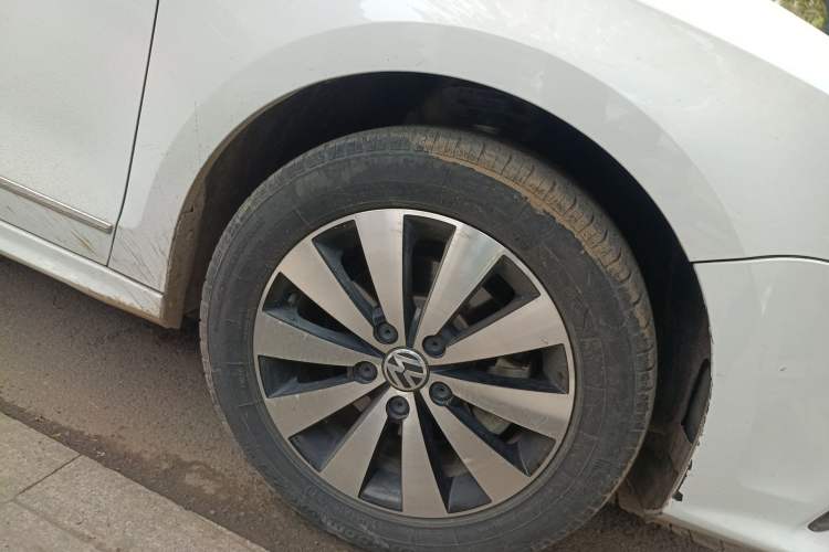 Used Volkswagen Sagitar 2018 1.6L Automatic Comfort Model Right Front Wheel Hub