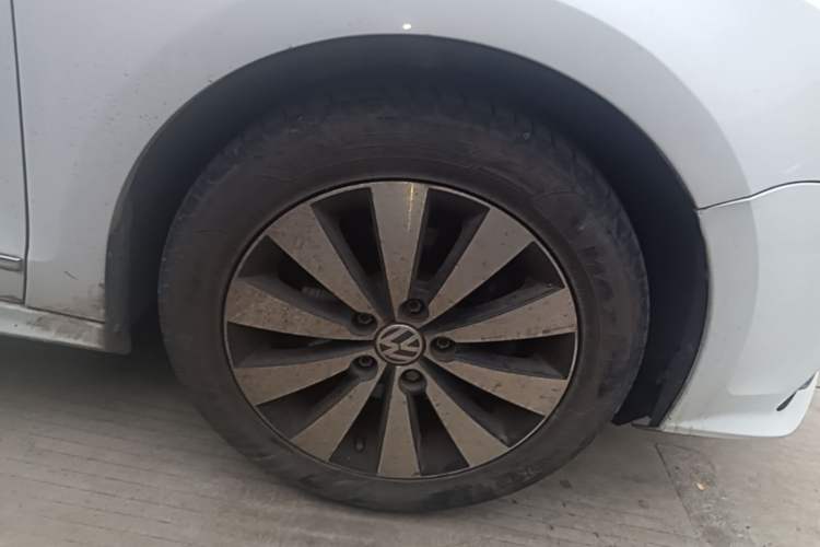 Used Volkswagen Sagitar 2018 180TSI DSG Prestige Edition Right Front Wheel Hub