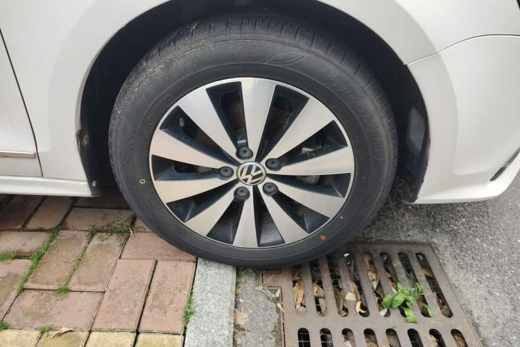 Used Volkswagen Sagitar 2018 1.6L Automatic Comfort Model Right Front Wheel Hub