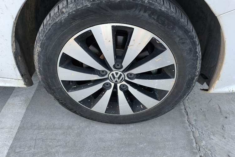 Used Volkswagen Sagitar 2018 1.6L Automatic Comfort Model Right Front Wheel Hub