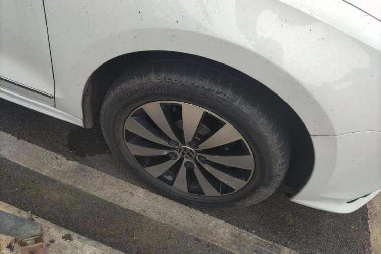 Used Volkswagen Sagitar 2018 1.6L Manual Comfort Model Right Front Wheel Hub