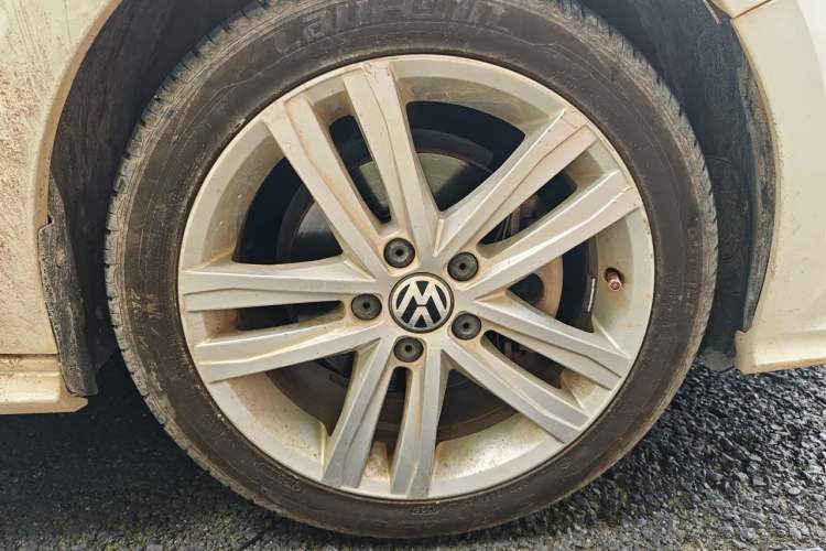 Used Volkswagen Sagitar 2018 280TSI DSG Ignite Edition Right Front Wheel Hub