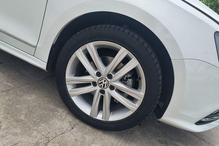 Used Volkswagen Sagitar 2018 280TSI DSG Luxury Model Right Front Wheel Hub