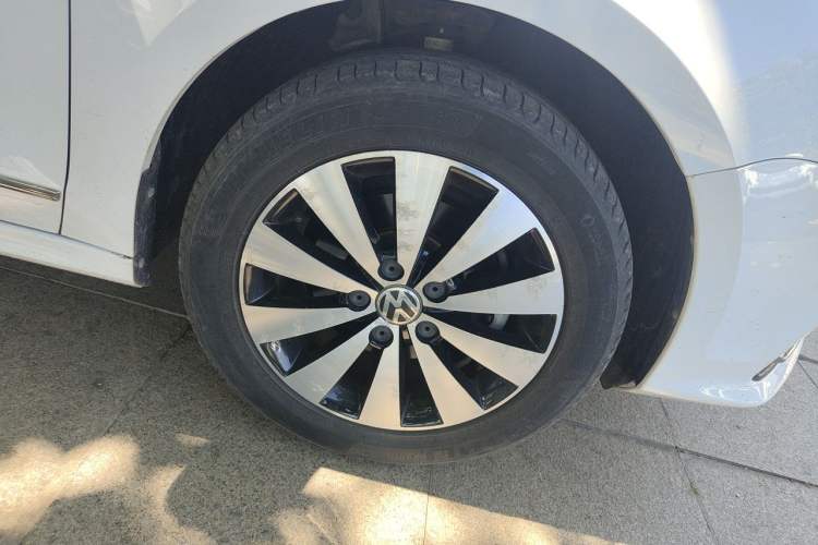 Used Volkswagen Sagitar 2018 1.6L Automatic Comfort Model Right Front Wheel Hub