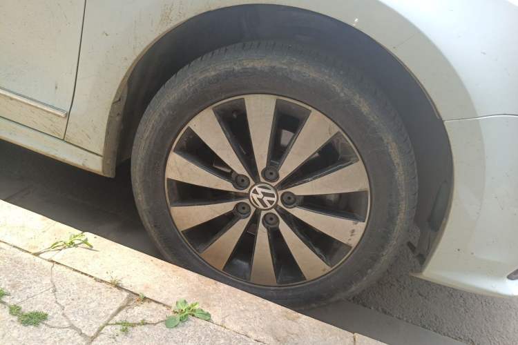 Used Volkswagen Sagitar 2018 1.6L Automatic Comfort Model Right Front Wheel Hub