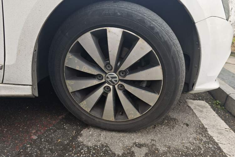Used Volkswagen Sagitar 2018 1.6L Manual Comfort Model Right Front Wheel Hub