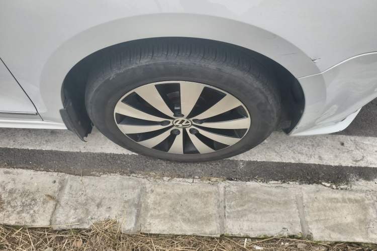 Used Volkswagen Sagitar 2018 1.6L Automatic Comfort Model Right Front Wheel Hub
