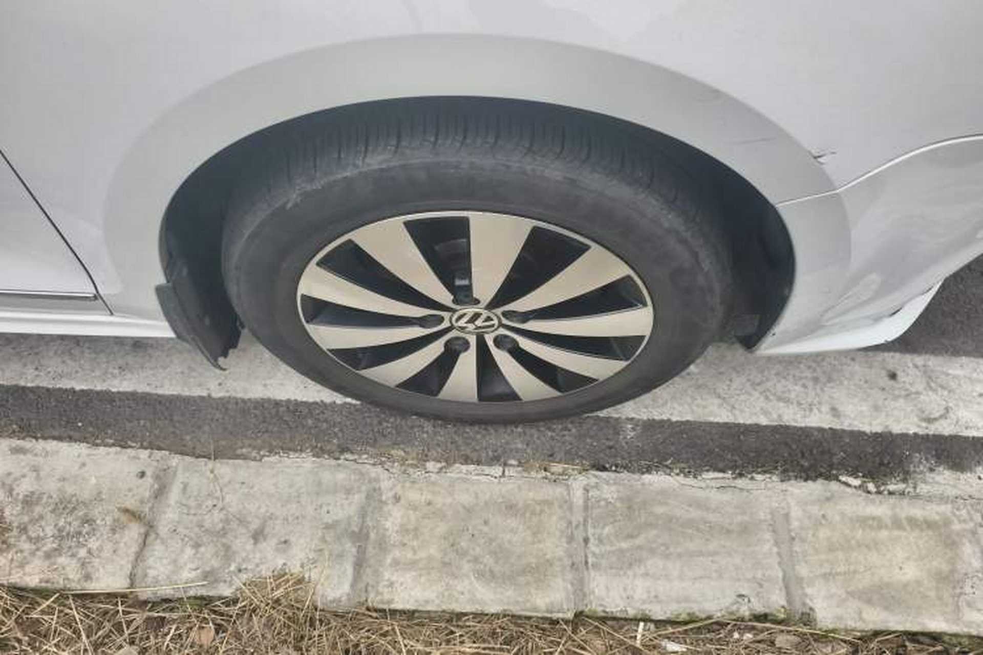 Used Volkswagen Sagitar 2018 1.6L Automatic Comfort Model Right Front Wheel Hub