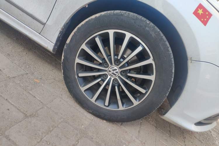 Used Volkswagen Sagitar 2018 1.6L Automatic Comfort Model Right Front Wheel Hub