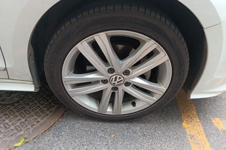 Used Volkswagen Sagitar 2018 280TSI DSG Ignite Edition Right Front Wheel Hub