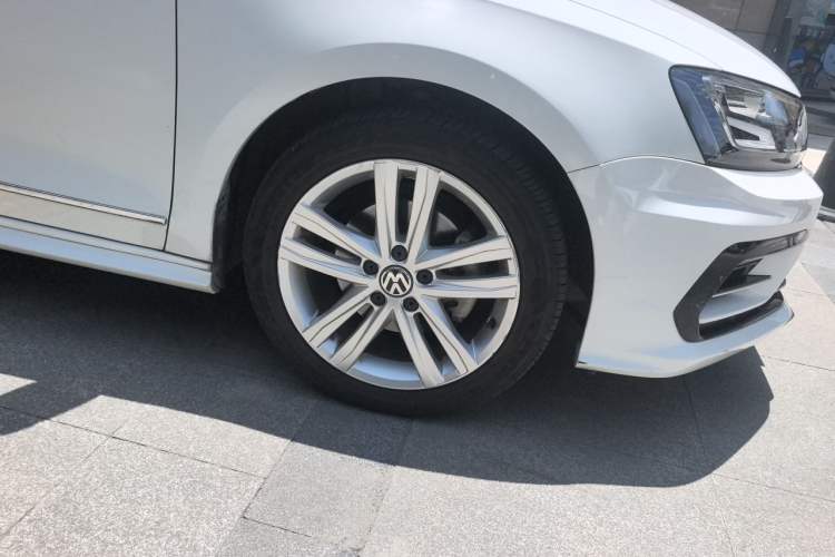Used Volkswagen Sagitar 2018 280TSI DSG Ignite Edition Right Front Wheel Hub