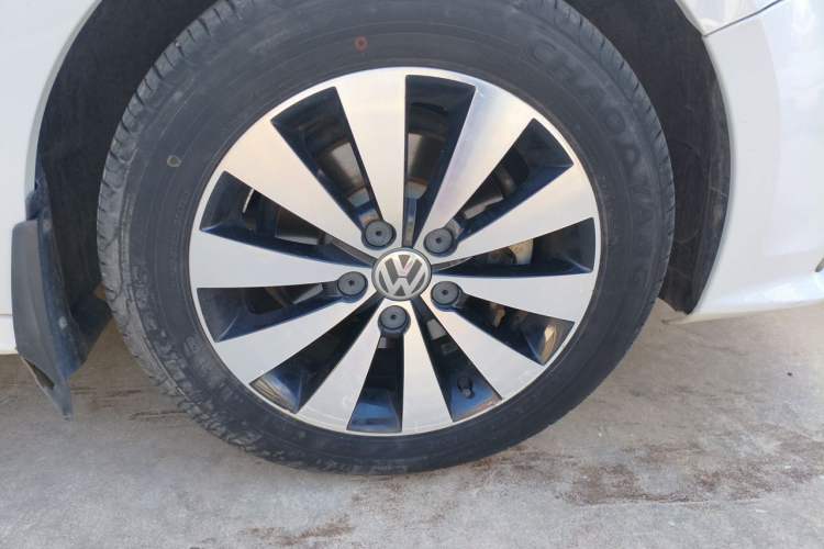 Used Volkswagen Sagitar 2018 1.6L Automatic Comfort Model Right Front Wheel Hub