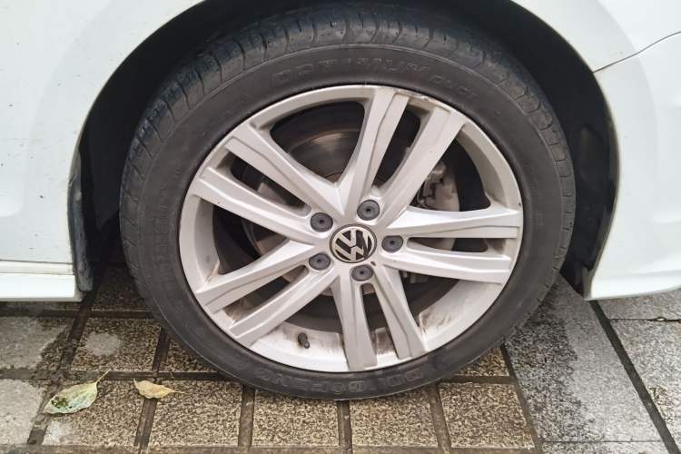 Used Volkswagen Sagitar 2018 280TSI DSG Ignite Edition Right Front Wheel Hub