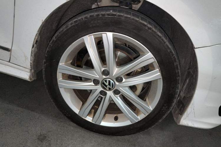 Used Volkswagen Sagitar 2018 280TSI DSG Ignite Edition Right Front Wheel Hub