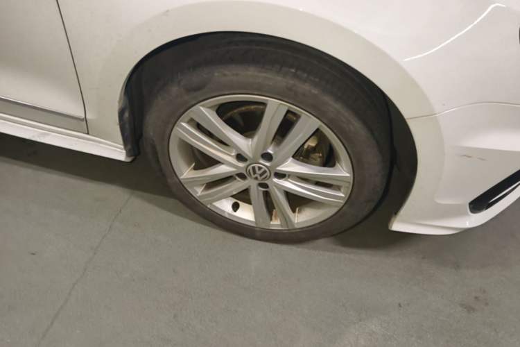 Used Volkswagen Sagitar 2018 280TSI DSG Ignite Edition Right Front Wheel Hub