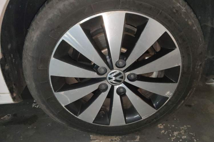 Used Volkswagen Sagitar 2018 1.6L Automatic Comfort Model Right Front Wheel Hub