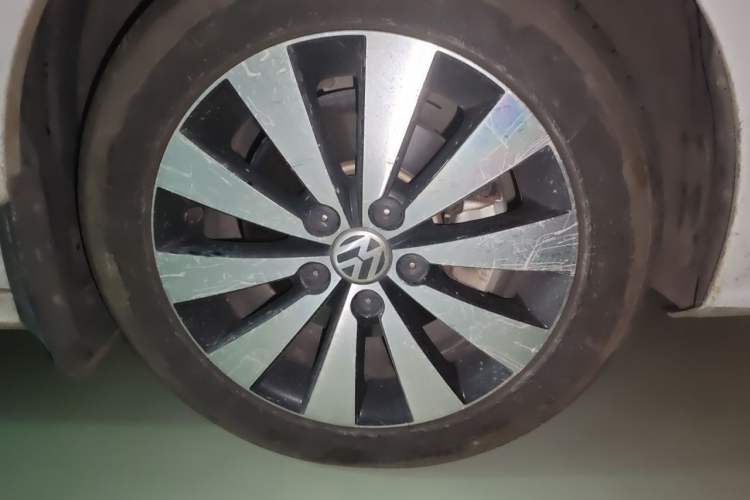 Used Volkswagen Sagitar 2018 1.6L Manual Comfort Model Right Front Wheel Hub