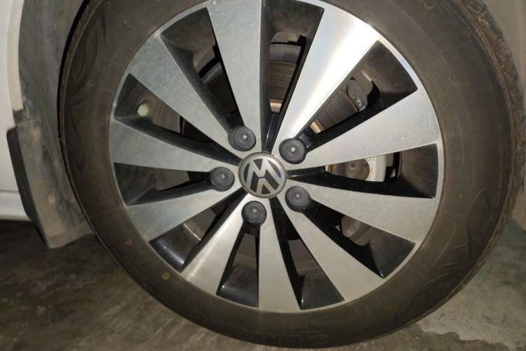 Used Volkswagen Sagitar 2018 1.6L Automatic Comfort Model Right Front Wheel Hub