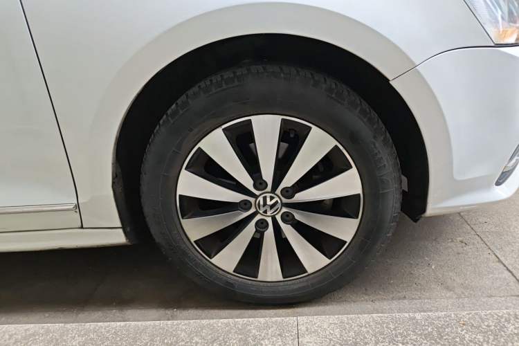 Used Volkswagen Sagitar 2018 1.6L Automatic Comfort Model Right Front Wheel Hub