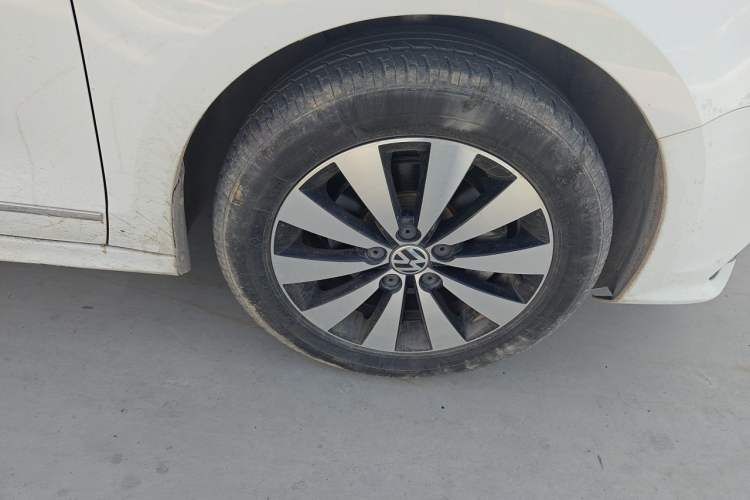 Used Volkswagen Sagitar 2018 1.6L Automatic Comfort Model Right Front Wheel Hub