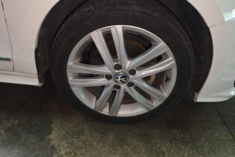 Used Volkswagen Sagitar 2018 280TSI DSG Ignite Edition Right Front Wheel Hub
