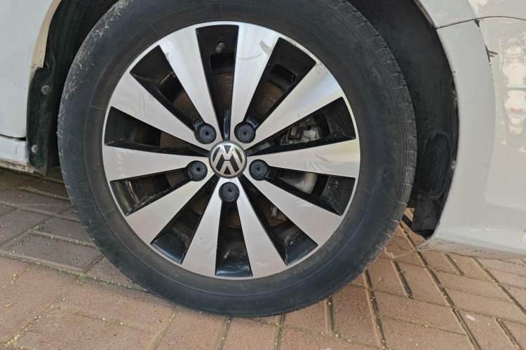 Used Volkswagen Sagitar 2018 180TSI DSG Prestige Edition Right Front Wheel Hub