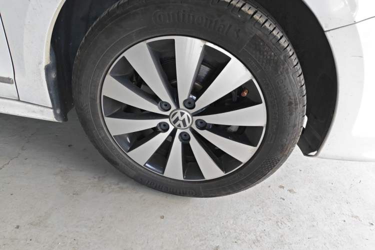Used Volkswagen Sagitar 2018 1.6L Automatic Comfort Model Right Front Wheel Hub