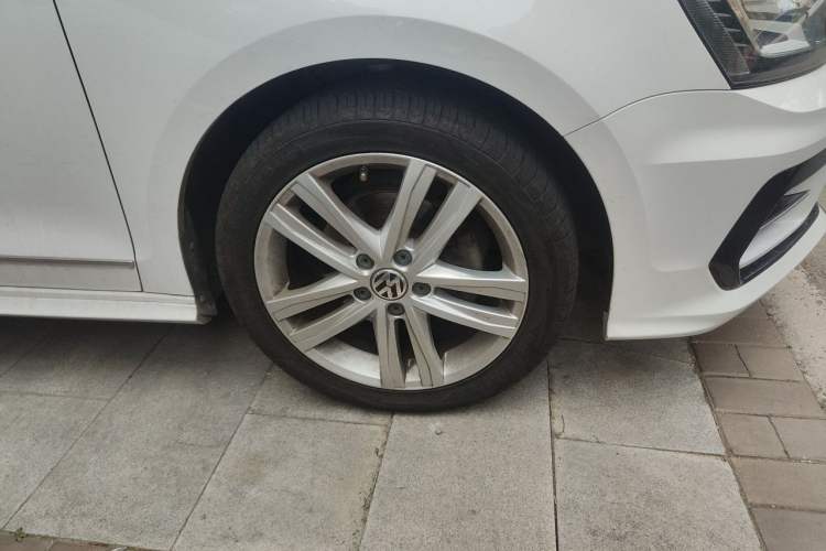 Used Volkswagen Sagitar 2018 280TSI DSG Ignite Edition Right Front Wheel Hub