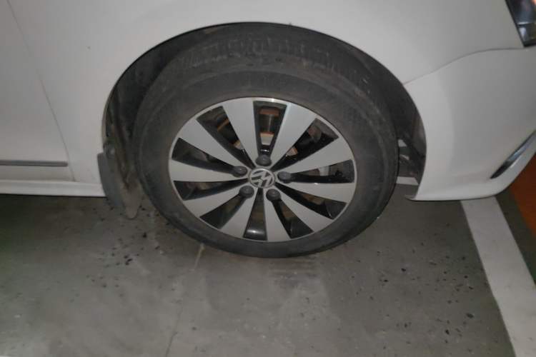 Used Volkswagen Sagitar 2018 1.6L Automatic Comfort Model Right Front Wheel Hub
