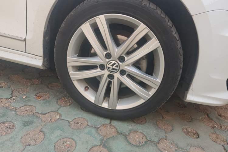 Used Volkswagen Sagitar 2018 280TSI DSG Ignite Edition Right Front Wheel Hub