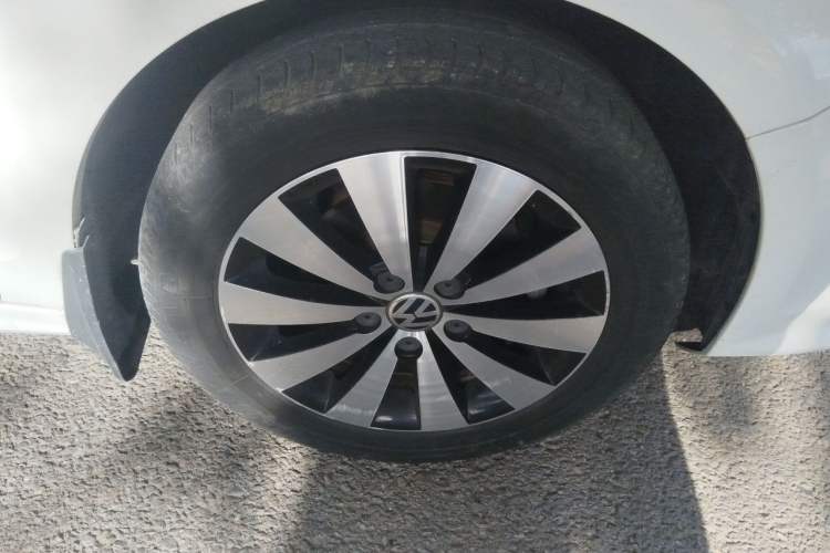 Used Volkswagen Sagitar 2018 1.6L Automatic Comfort Model Right Front Wheel Hub