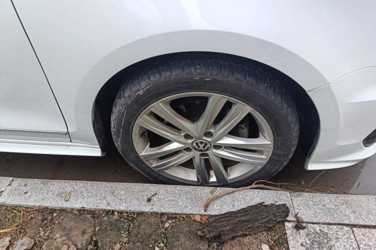 Used Volkswagen Sagitar 2018 280TSI DSG Ignite Edition Right Front Wheel Hub
