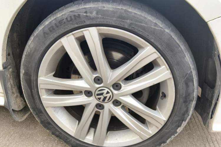Used Volkswagen Sagitar 2018 280TSI DSG Ignite Edition Right Front Wheel Hub