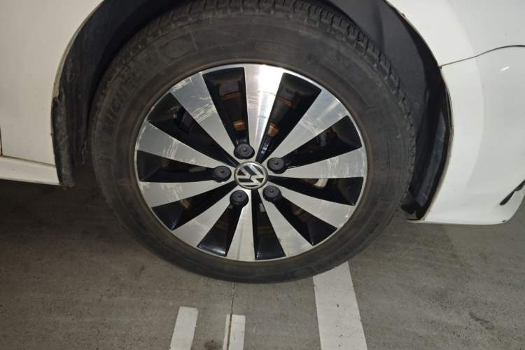 Used Volkswagen Sagitar 2018 1.6L Automatic Comfort Model Right Front Wheel Hub