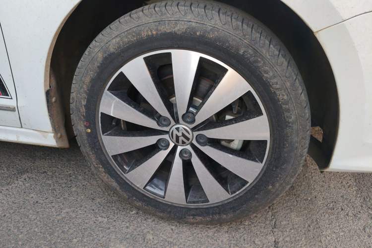 Used Volkswagen Sagitar 2018 1.6L Automatic Comfort Model Right Front Wheel Hub