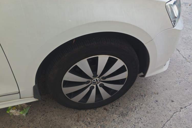 Used Volkswagen Sagitar 2018 1.6L Automatic Comfort Model Right Front Wheel Hub