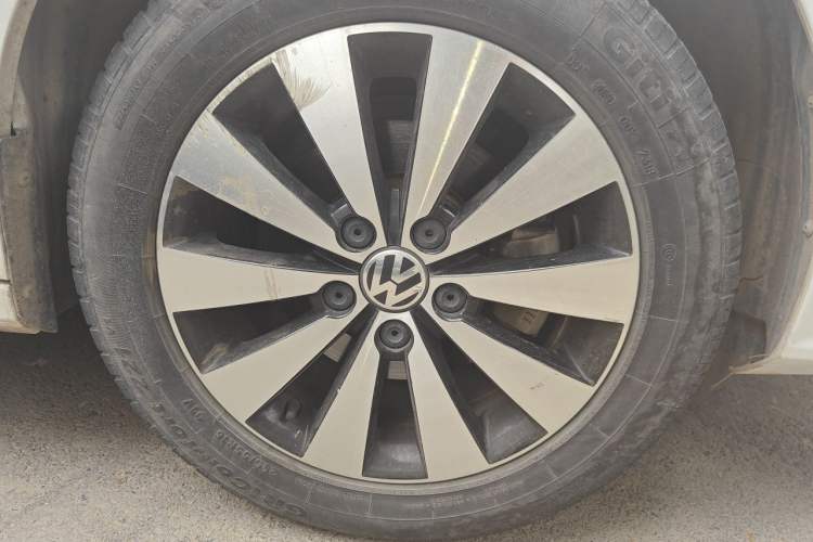 Used Volkswagen Sagitar 2018 1.6L Manual Comfort Model Right Front Wheel Hub