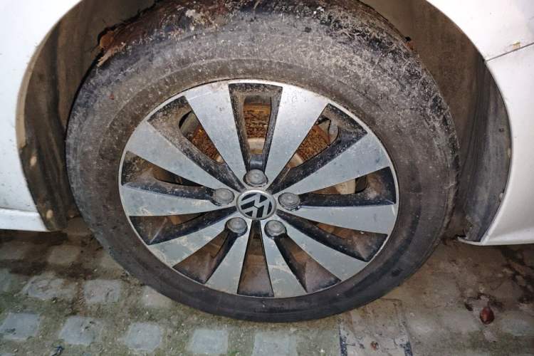 Used Volkswagen Sagitar 2018 1.6L Manual Comfort Model Right Front Wheel Hub