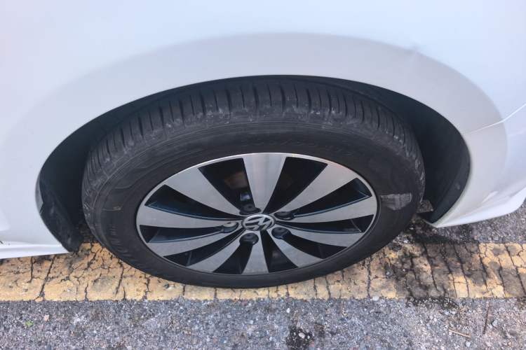 Used Volkswagen Sagitar 2018 1.6L Automatic Comfort Model Right Front Wheel Hub