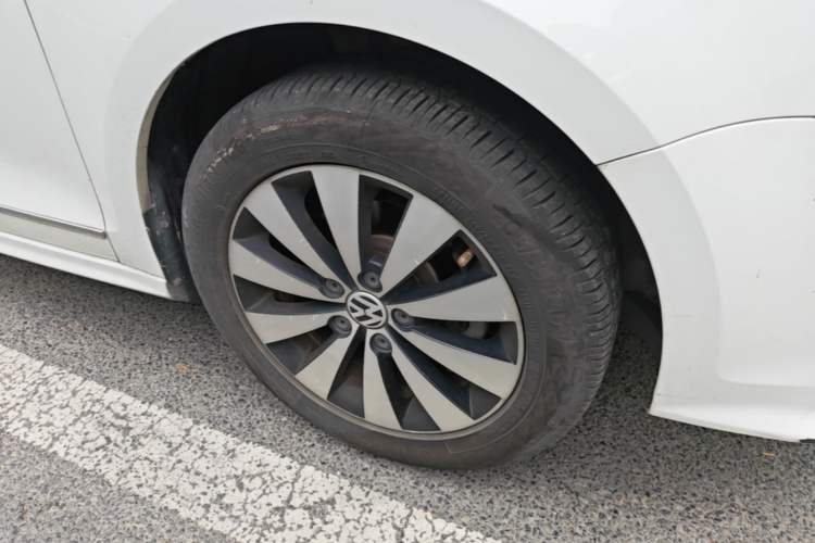 Used Volkswagen Sagitar 2018 1.6L Automatic Comfort Model Right Front Wheel Hub