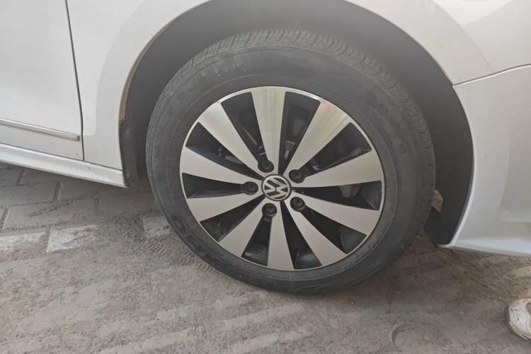 Used Volkswagen Sagitar 2018 1.6L Automatic Comfort Model Right Front Wheel Hub