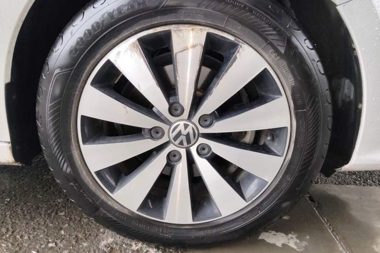 Used Volkswagen Sagitar 2018 1.6L Automatic Comfort Model Right Front Wheel Hub