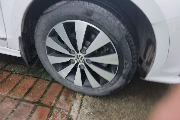 Used Volkswagen Sagitar 2018 1.6L Manual Comfort Model Right Front Wheel Hub