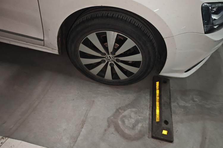 Used Volkswagen Sagitar 2018 1.6L Automatic Comfort Model Right Front Wheel Hub