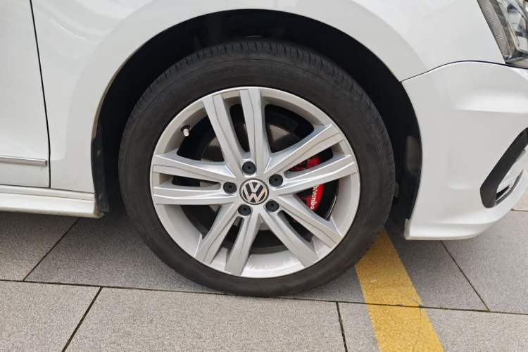 Used Volkswagen Sagitar 2018 280TSI DSG Ignite Edition Right Front Wheel Hub