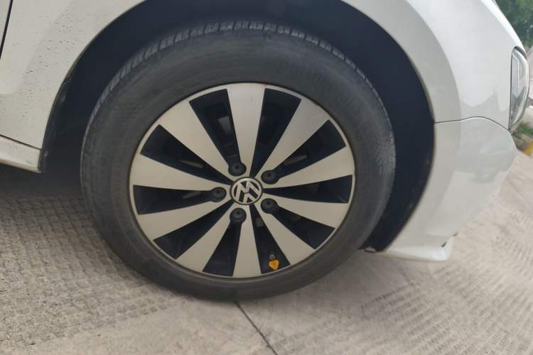 Used Volkswagen Sagitar 2018 1.6L Manual Comfort Model Right Front Wheel Hub